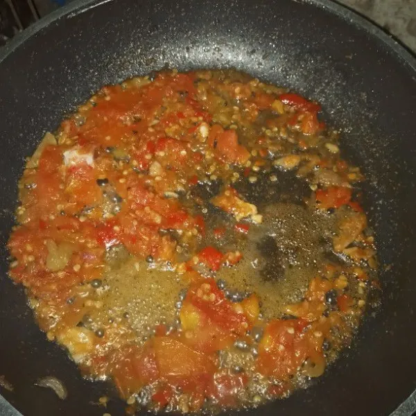 Tumis sambal tomat pedas sampai matang angkat dan sajikan.