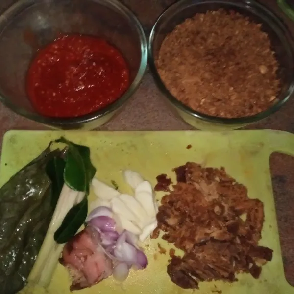 Blender cabai rawit, cabai merah kriting, dan bawang merah hingga halus. siapkan bahan lainnya.