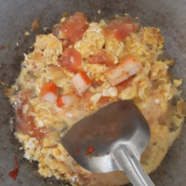 Terakhir masukan mie, kerupuk dan crab stik aduk semua jadi satu hingga matang.
