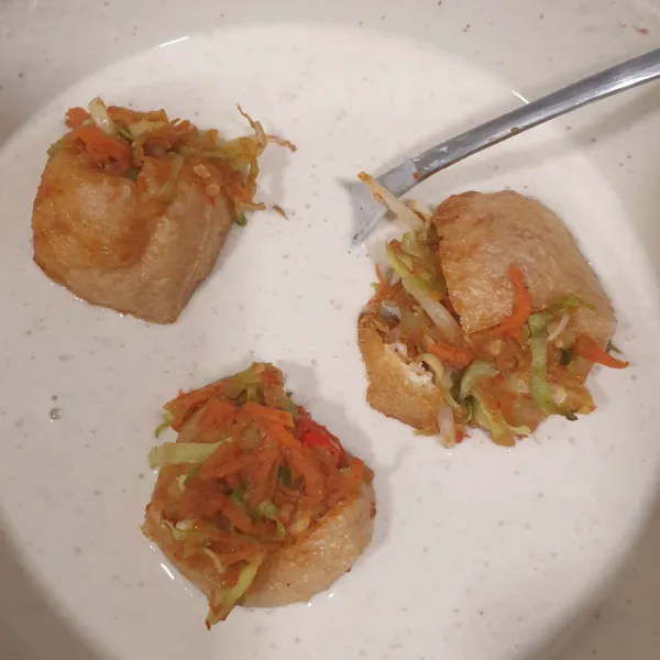 Celupkan tahu, ke dalam adonan tepung