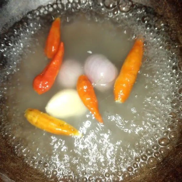 Rebus cabe , bawang merah dan bawang putih hingga layu.