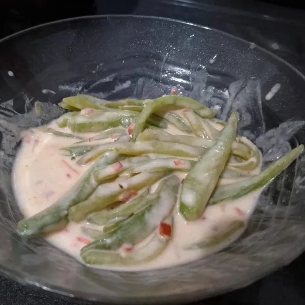 Masukkan irisan labu siam. Balur