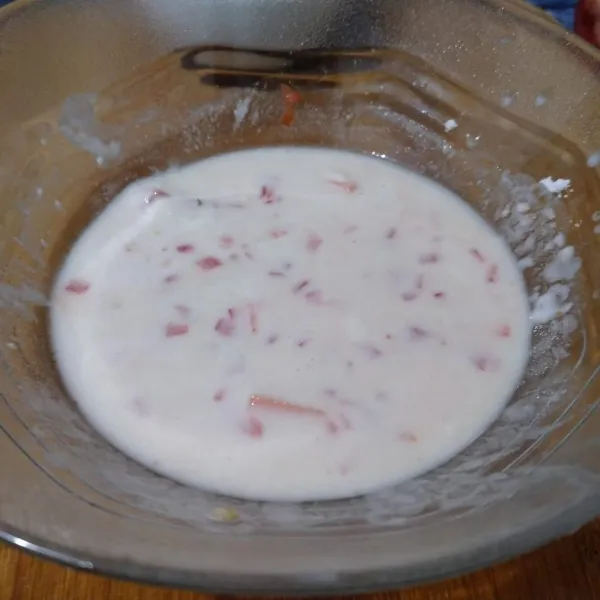 Lalu masukkan cabe. Aduk