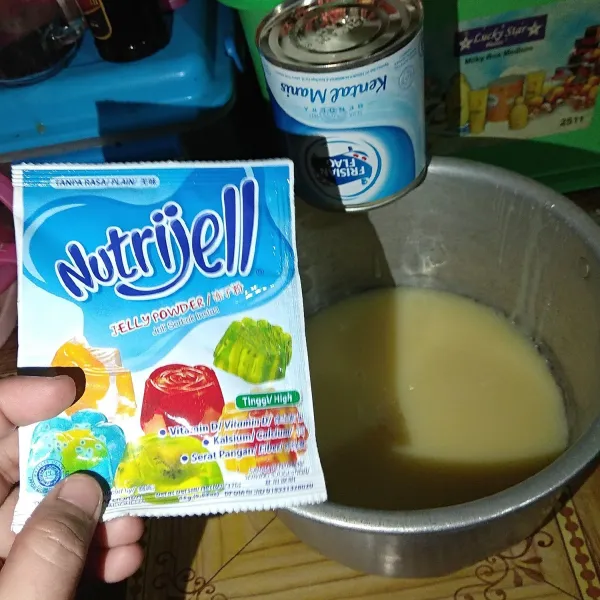 Campurkan nutrijell dengan 1 kaleng kental manis.