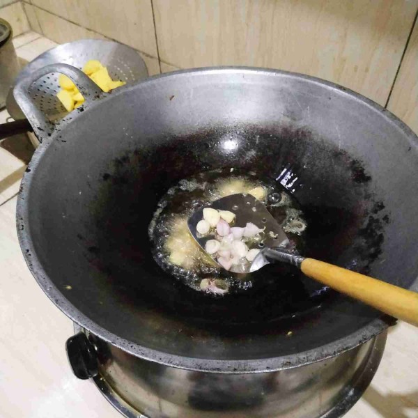 Goreng bawang putih dan bawang merah sampai layu. Setelah itu haluskan, masukkan juga lada, garam dan penyedap rasa.