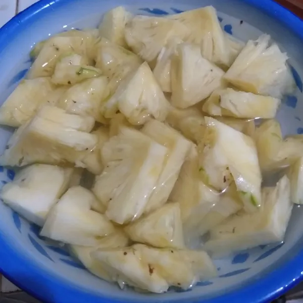 Potong-potong nanas yang sudah dikupas, rendam dengan air garam selama 15 menit, tiriskan. Tempatkan dalam wadah yang ada tutupnya.