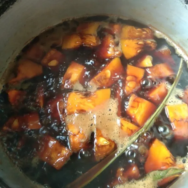Masak hingga labu empuk, tambahkan larutan tapioka, aduk cepat