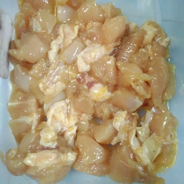 Tuang kocokan telur, aduk rata.