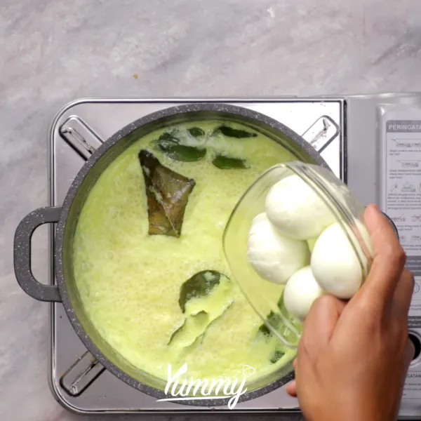 Tambahkan telur rebus ke dalamnya lalu masak lagi hingga matang.