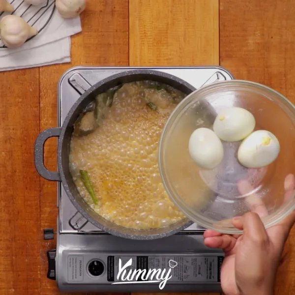 Tambahkan telur rebus ke dalamnya lalu masak lagi hingga matang.