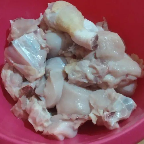 Cuci ayam hingga bersih. Boleh dilumuri perasan jeruk nipis, boleh tidak.