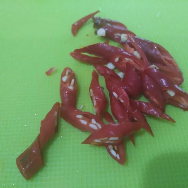 Potong serong cabe keriting