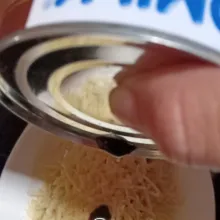 Terakhir parut lagi keju lalu tuang SKM coklat diatasnya. Sajikan.