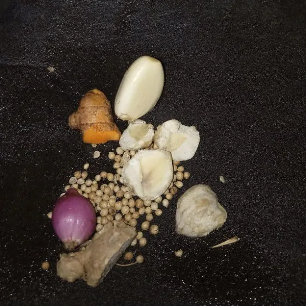 Siapkan cobek masukkan bawang merah, bawang putih, merica, kemiri, jahe, kunyit dan ketumbar, ulek sampai halus.