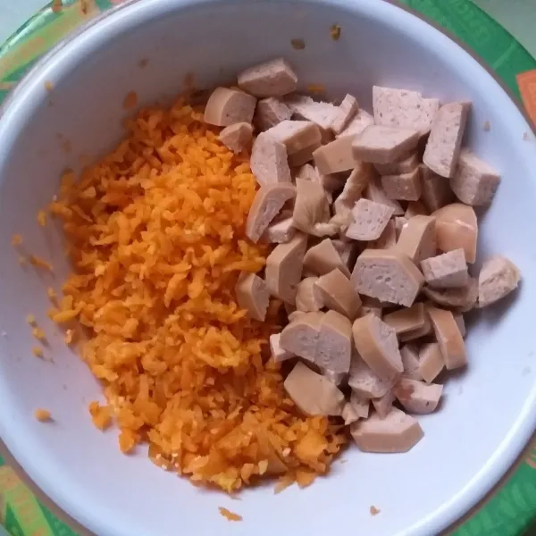 Parut wortel, potong dadu sosis dan cincang bawang putih.