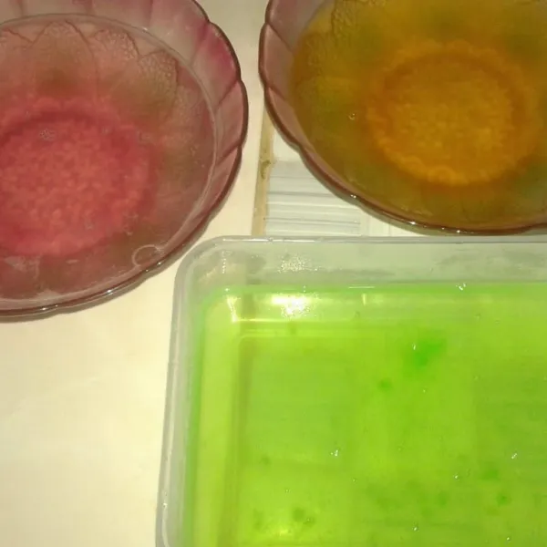 Tuang masing-masing jelly yang sudah matang ke dalam 3 wadah/cetakan yang berbeda. Dinginkan suhu ruangan.