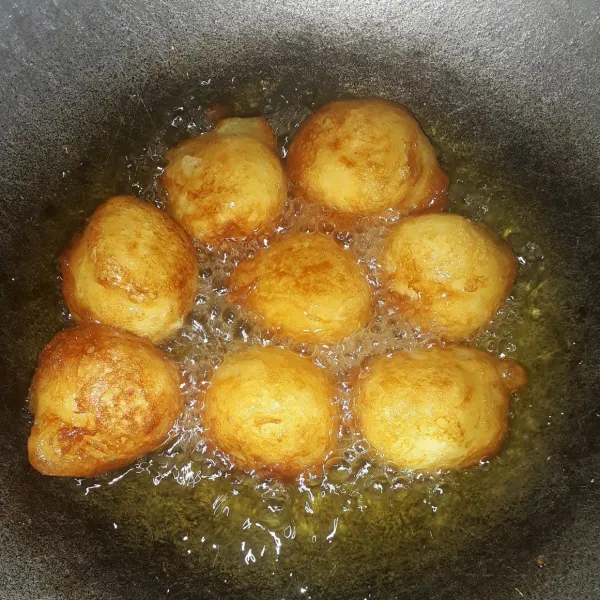 Goreng dalam minyak panas sampai kuning kecoklatan. Angkat dan tiriskan.