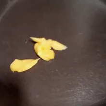 Panaskan 1 sdt margarin dalam teflon anti lengket.