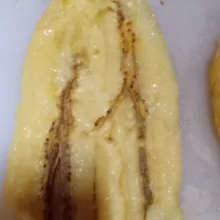 Angkat lalu belah pisang tapi jangan sampai putus.