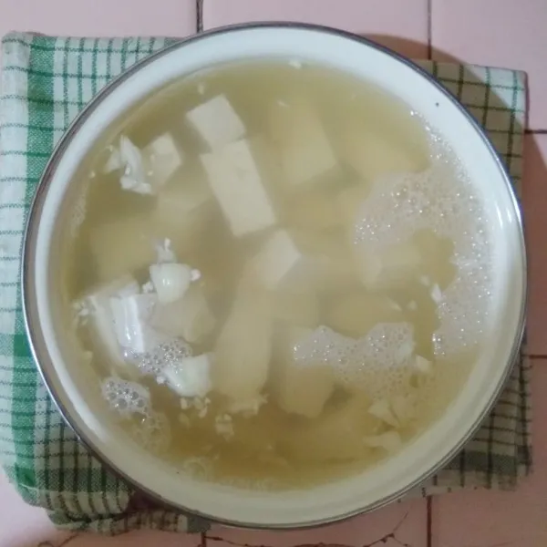 Tuang air bumbu ke dalam tahu kemudian diamkan minimal 6 jam.