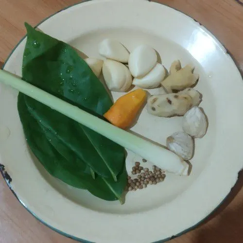 Haluskan semua bumbu kecuali serai dan daun salam.