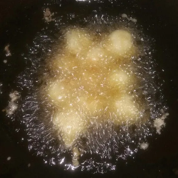 Lalu goreng hingga kecoklatan.