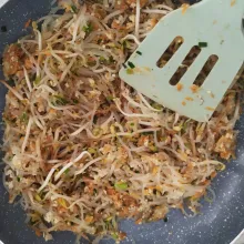 Masukkan wortel, kecambah, isi tahu, bihun, dan kucai dengan berurutan, lalu aduk rata.