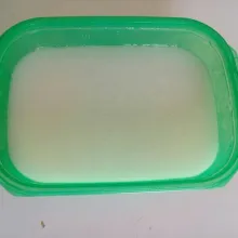 Masukan jelly kelapa ke dalam cetakan, lalu diamkan sampai suhunya set.