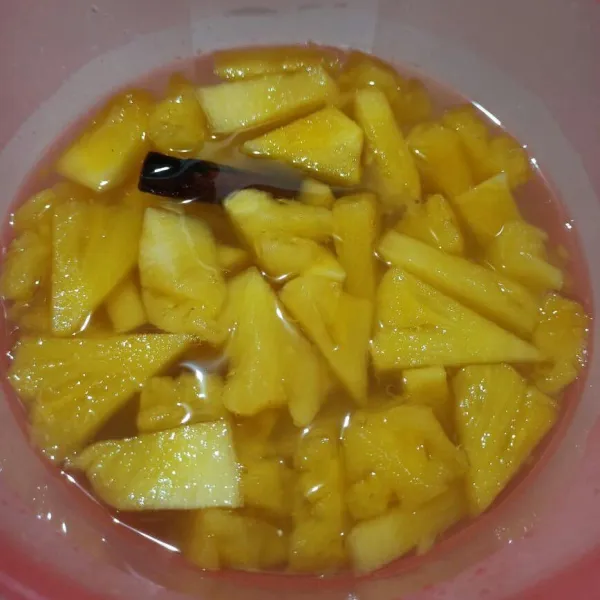Tuang setup nanas ke dalam wadah bersih kemudian biarkan dingin.