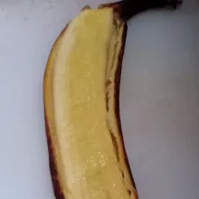 Pukul-pukul pisang hingga agak pipih, kupas.