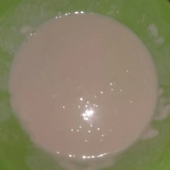 Tuang 110 ml air, aduk hingga tercampur rata dan tidak ada tepung yang bergerindil.