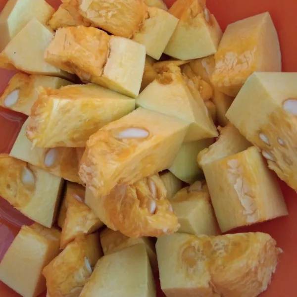 Kupas labu kuning, potong kotak, cuci bersih dan tiriskan.