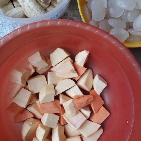 Potong-potong pisang, ubi dan kolang-kaling kemudian cuci bersih.