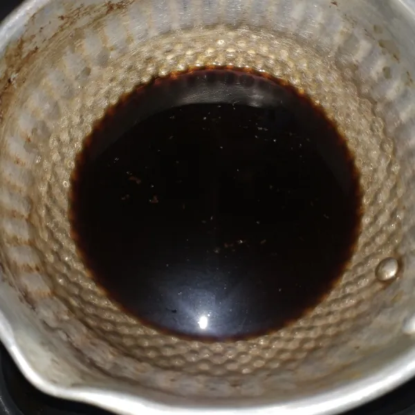 Rebus gula palm dan air, tambahkan vanilla ekstrak, angkat dan biarkan sampai menjadi suhu ruang.