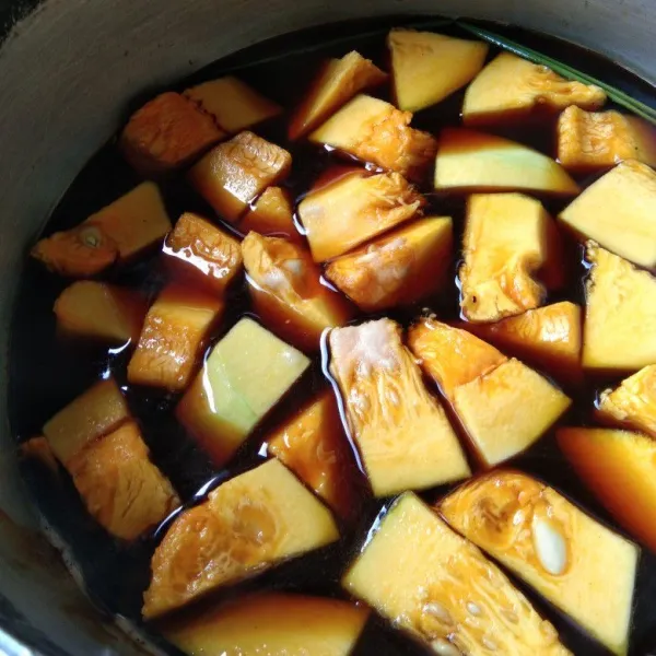 Masukkan potongan labu kuning, tambahkan vanili, secubit garam dan gula pasir, aduk rata.