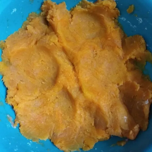 Haluskan ubi kukus.