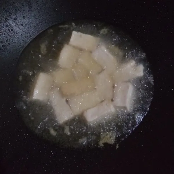 Goreng tahu hingga garing, cukup 1 kali balik saja agar tahu tidak hancur.