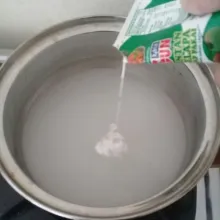 Nyalakan kompor dengan api kecil lalu masak jelly dan masukan santan. Masak jelly sampai buihnya kelihatan, lalu matikan kompor serta biarkan uapnya hilang.