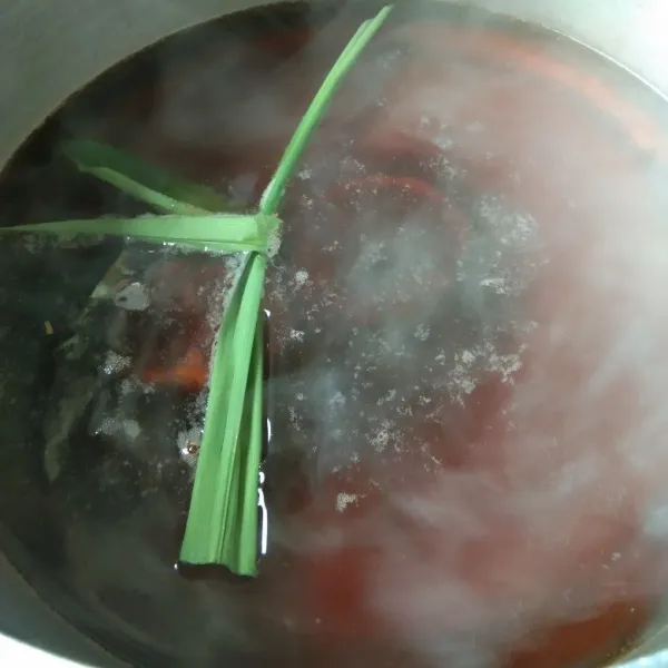 Siapkan panci berisi air, didihkan masukkan gula merah dan daun pandan. Masak hingga gula larut, saring dan masak kembali gula dalam panci.