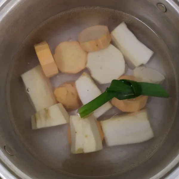 Rebus ubi dan singkong pada air mendidih. Tambahkan daun pandan.