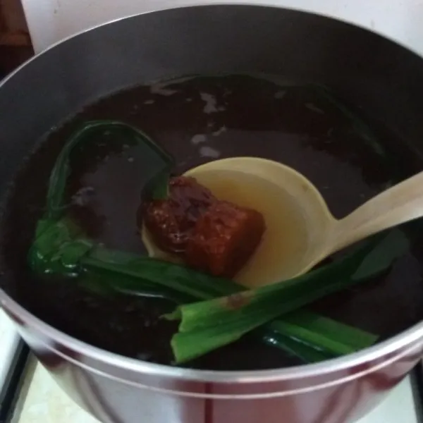 Siapkan air mendidih, masukkan gula merah dan daun pandan. Tambahkan garam dan koreksi rasa.