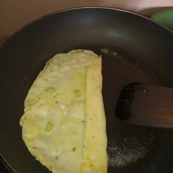 Gulung telur dengan spatula.