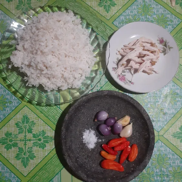 Siapkan bahan nasgor suwir (nasi, ayam suwir, bumbu)