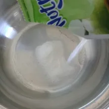 Siapkan panci, lalu masukan jelly dan sejumput garam.