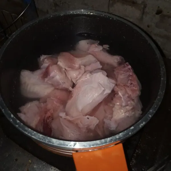 Siapkan ayam yang sudah dipotong, lalu dicuci, masukkan ke dalam pan lalu direbus sampai mendidih dan matang, angkat sisihkan.