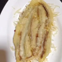 Belah lagi pisang lalu tata di atas pisang yang sudah diberi keju.