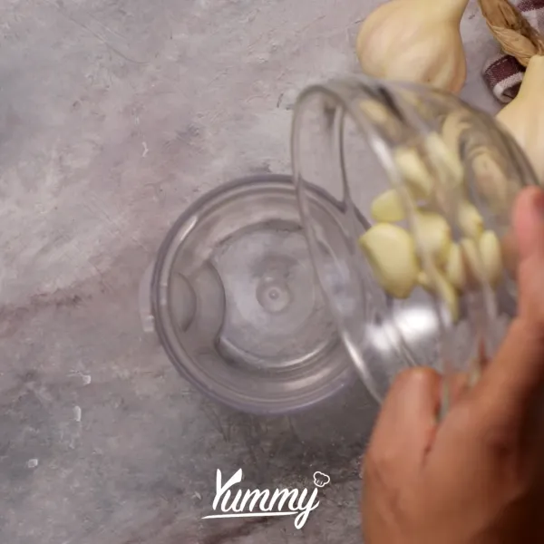 Campurkan bawang putih, bawang merah, kemiri, jahe, lengkuas, lada dan air dalam blender. Setelah itu haluskan hingga benar-benar halus.