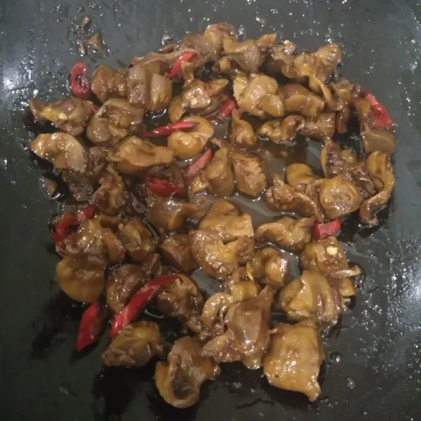 Masak sampai bumbu meresap dan air menyusut. Koreksi rasa. Sajikan dengan nasi putih hangat. Yummy