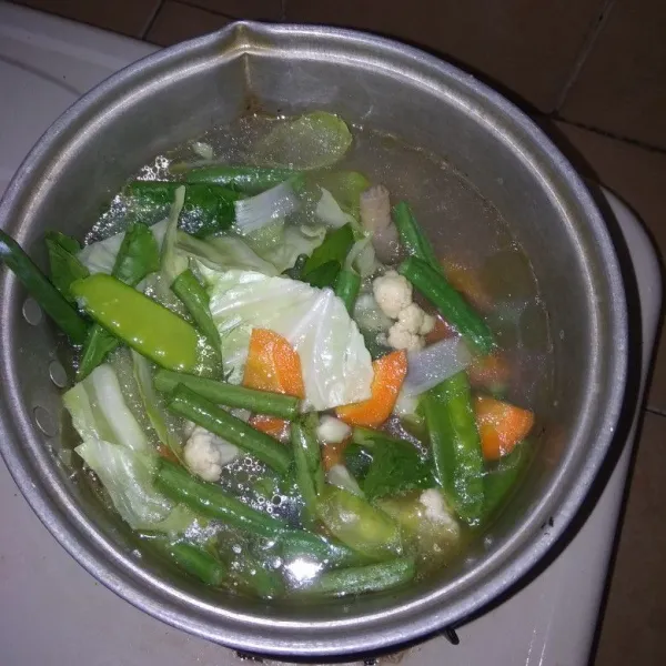 Masak air hingga mendidih, masukkan bumbu halus kemudian sayuran dan ceker masak hingga sayuran layu.