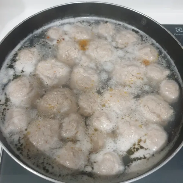 Masukkan ke dalam air panas dan rebus bakso sampai mengapung.